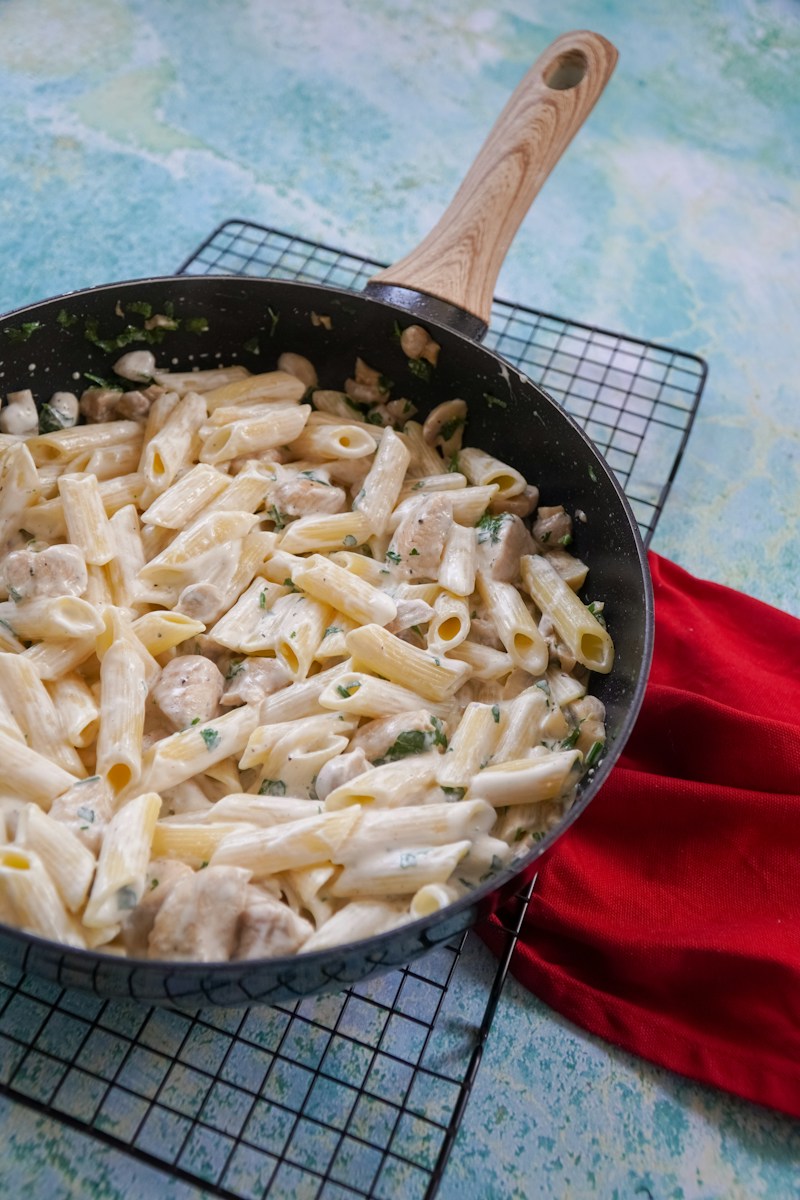 Makaron z gęstym sosem pieczarkowym